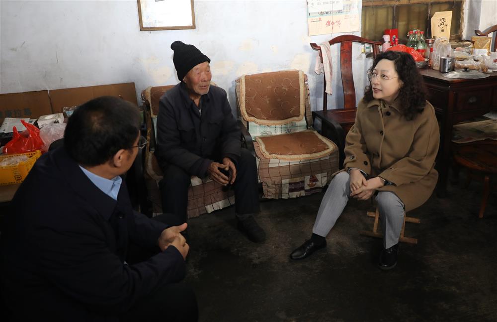 產發集團黨委書記、董事長黃蓓帶隊到鋼城區走訪慰問駐村第一書記