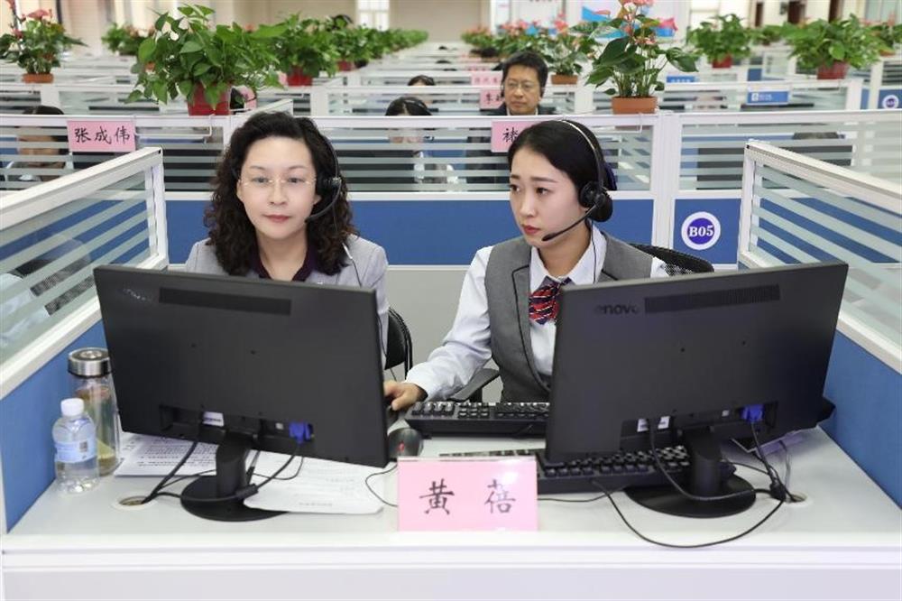 濟南產發集團黨委書記、董事長黃蓓帶隊到12345市民服務熱線接聽市民來電